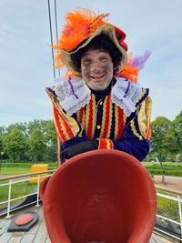 MuziekPiet Landro op de boot alleen